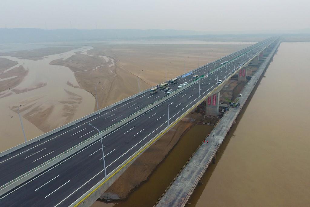 今天上午10時，國道234焦作至滎陽黃河大橋(簡稱：焦鄭黃河大橋)及連接線項目正式通車。